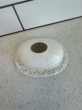 THL French Farmhouse White Ceramic Butter Dish w/ Bronze “BUTTER” Plaque – EUC
